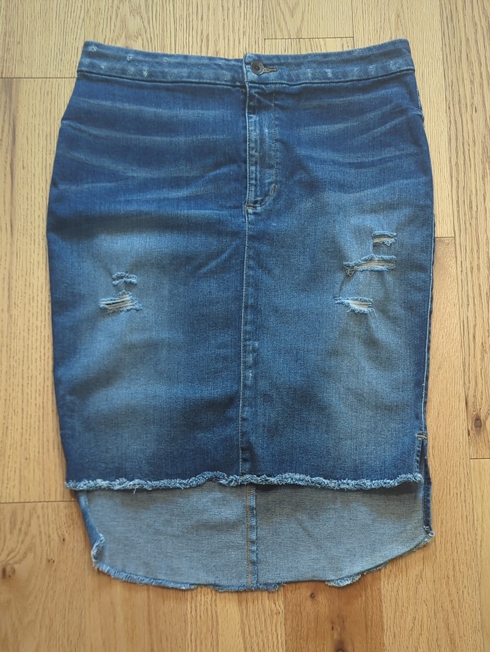 GUESS. Distressed Pencil Denim Skirt. Size 30.